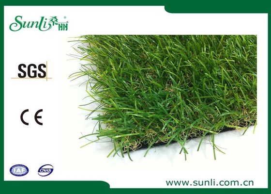 緑の人工的な屋外の草の容易な設置偽造品の草のカーペット