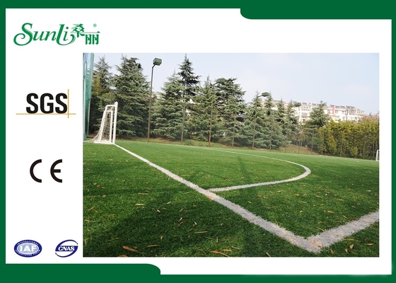 人工的な草の持続に自然に見ることを取付けるフットボール