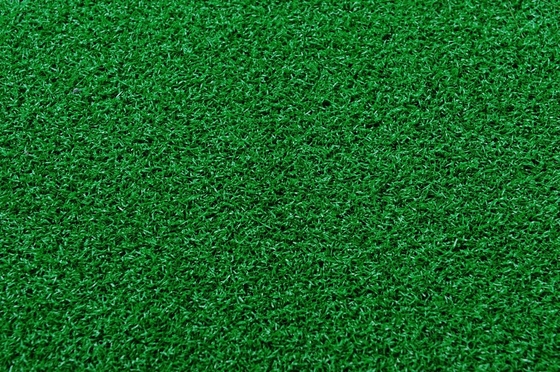 紫外線抵抗力があるゴルフ人工的な草の芝生、環境に優しい 4000Dtex 景色の人工的な泥炭